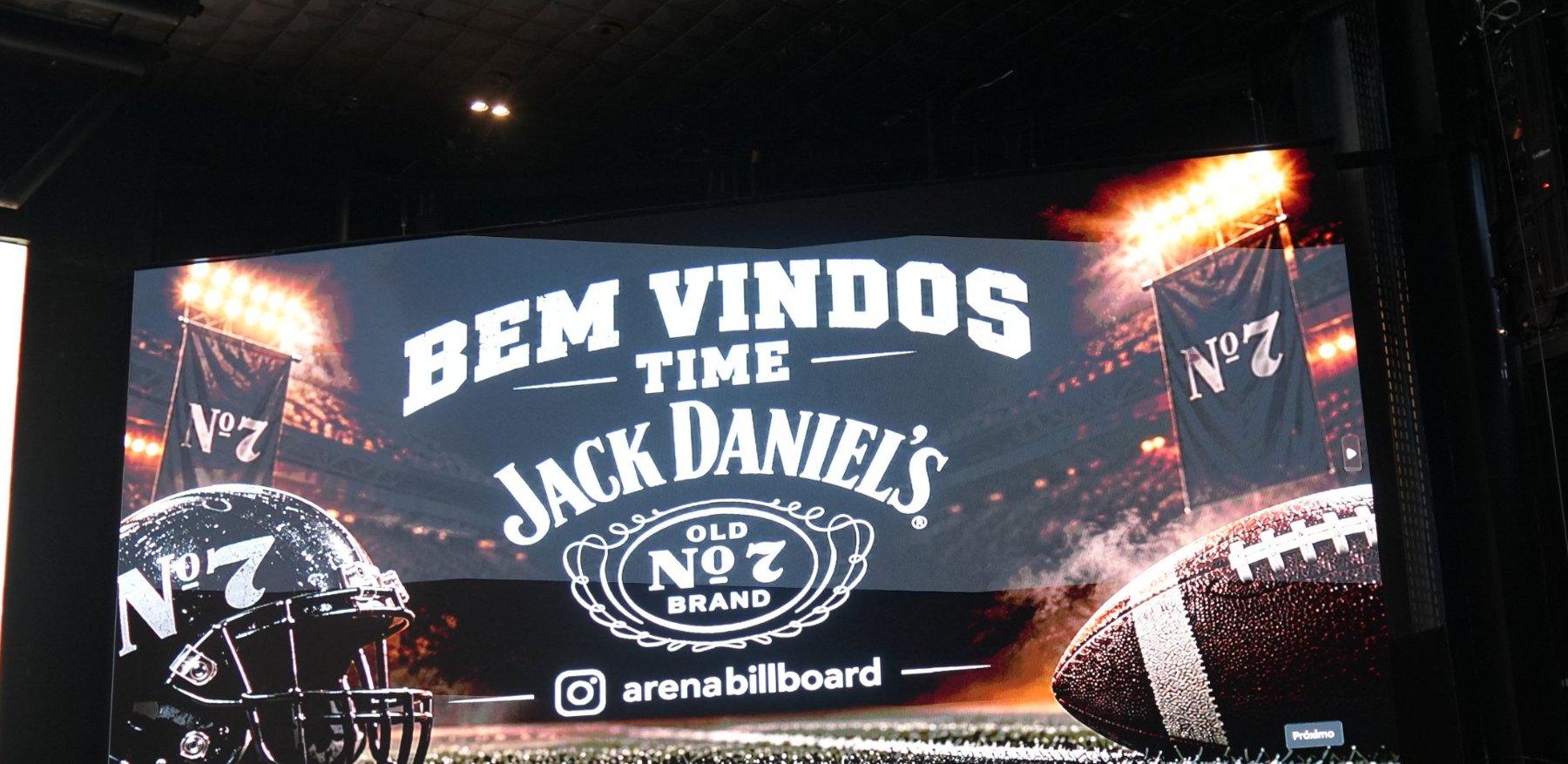 Painel de LED principal da Arena Billboard exibindo a identidade visual de um cliente: arte de boas-vindas do time Jack Daniel's ocupando a tela inteira.